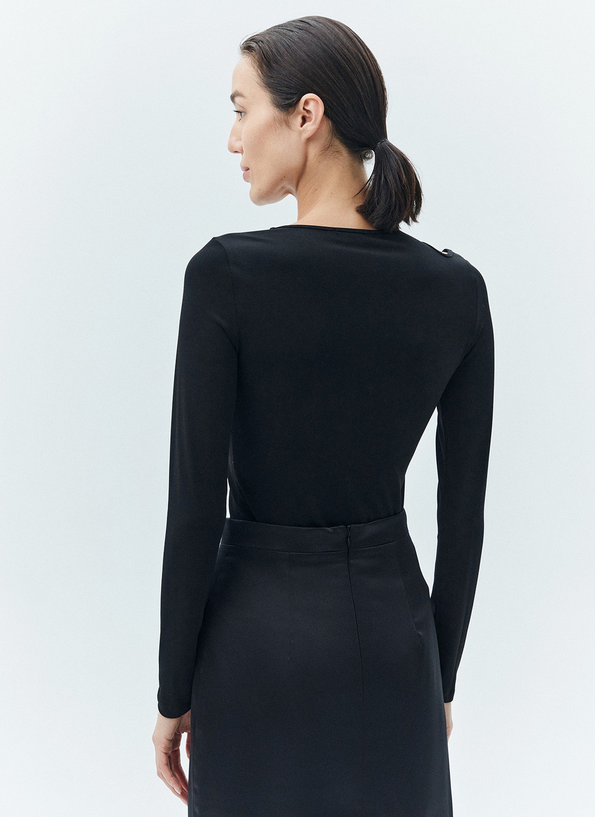 Лонгслив с фигурным вырезом, цвет: Черный Allweneed Лонгслив из мягкого трикотажа с фактурным вырезом. Высокое горло позволяет носить модель с пальто даже когда на улице ветрено. Ткань приятно облегает тело и дарит ощущение комфорта. Акцентной деталью является асимметричный вырез, который добавляет нотку игривости в образ. Сочетайте с джинсами и юбками из экокожи.