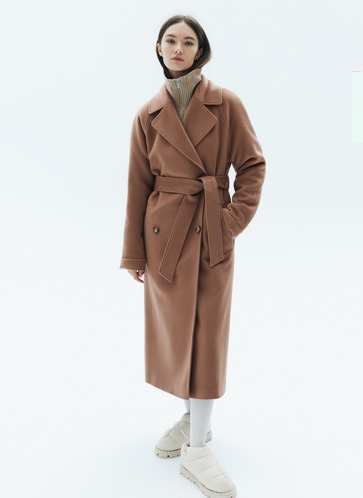 


Двубортное пальто с поясом бестселлер среди наших клиентов. Мы улучшили качество модели и выпустили пальто для городской зимы с утеплителем. Модель прямого силуэта, с цельнокроеным рукавом, который можно подворачивать на любую высоту. Пальто имеет два глубоких кармана, съемный пояс и застежку на крупные пуговицы. Благодаря универсальному крою его можно стилизовать для любого образа.