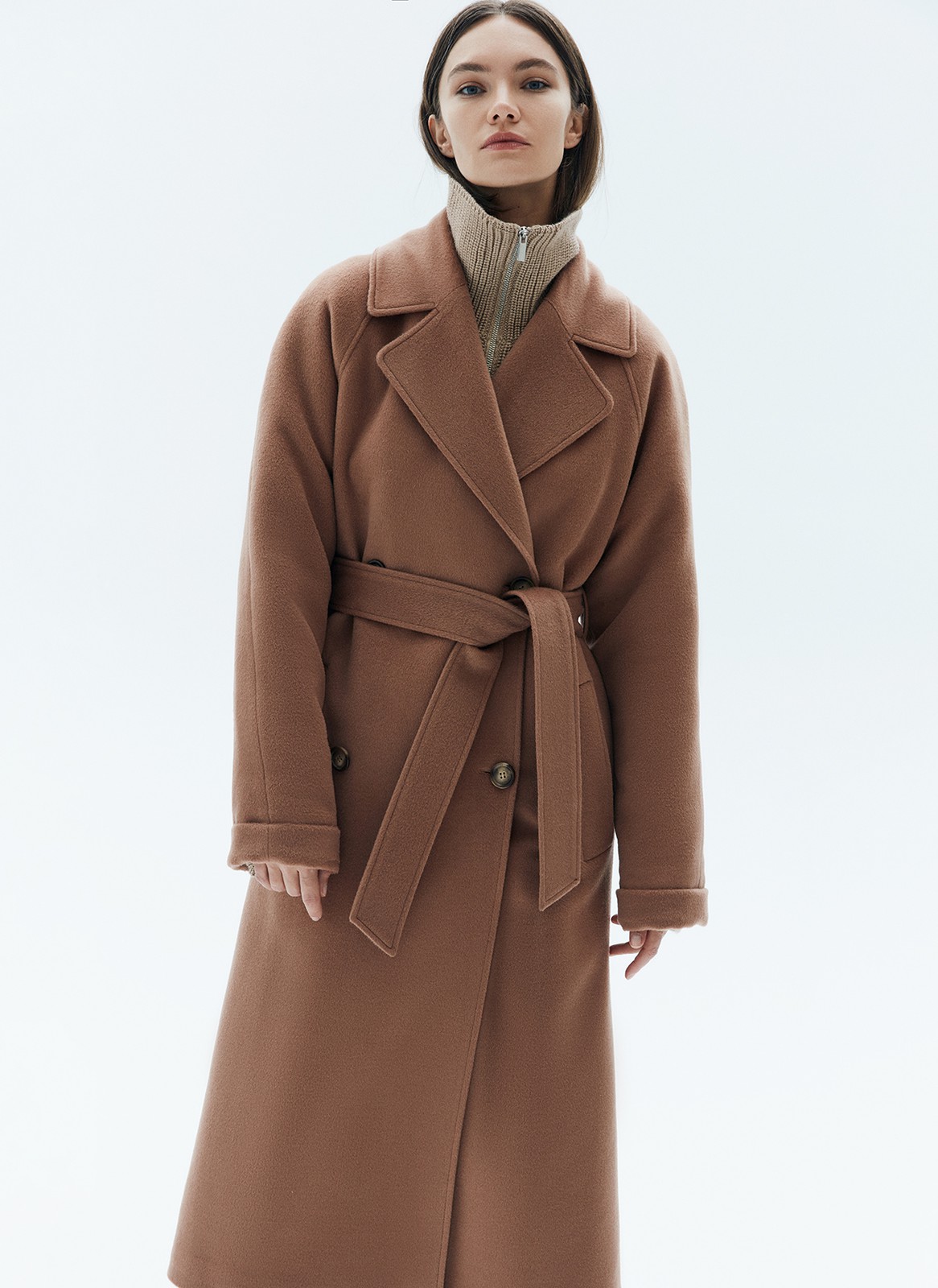 


Двубортное пальто с поясом бестселлер среди наших клиентов. Мы улучшили качество модели и выпустили пальто для городской зимы с утеплителем. Модель прямого силуэта, с цельнокроеным рукавом, который можно подворачивать на любую высоту. Пальто имеет два глубоких кармана, съемный пояс и застежку на крупные пуговицы. Благодаря универсальному крою его можно стилизовать для любого образа.
