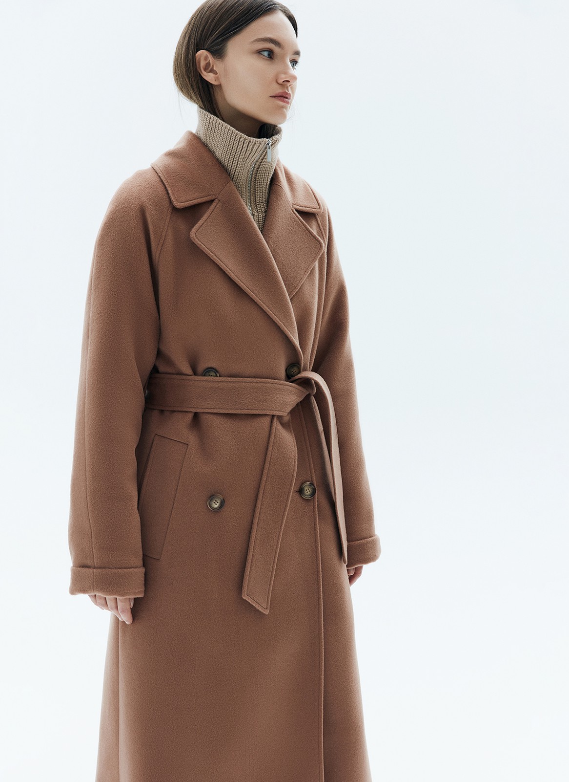 


Двубортное пальто с поясом бестселлер среди наших клиентов. Мы улучшили качество модели и выпустили пальто для городской зимы с утеплителем. Модель прямого силуэта, с цельнокроеным рукавом, который можно подворачивать на любую высоту. Пальто имеет два глубоких кармана, съемный пояс и застежку на крупные пуговицы. Благодаря универсальному крою его можно стилизовать для любого образа.