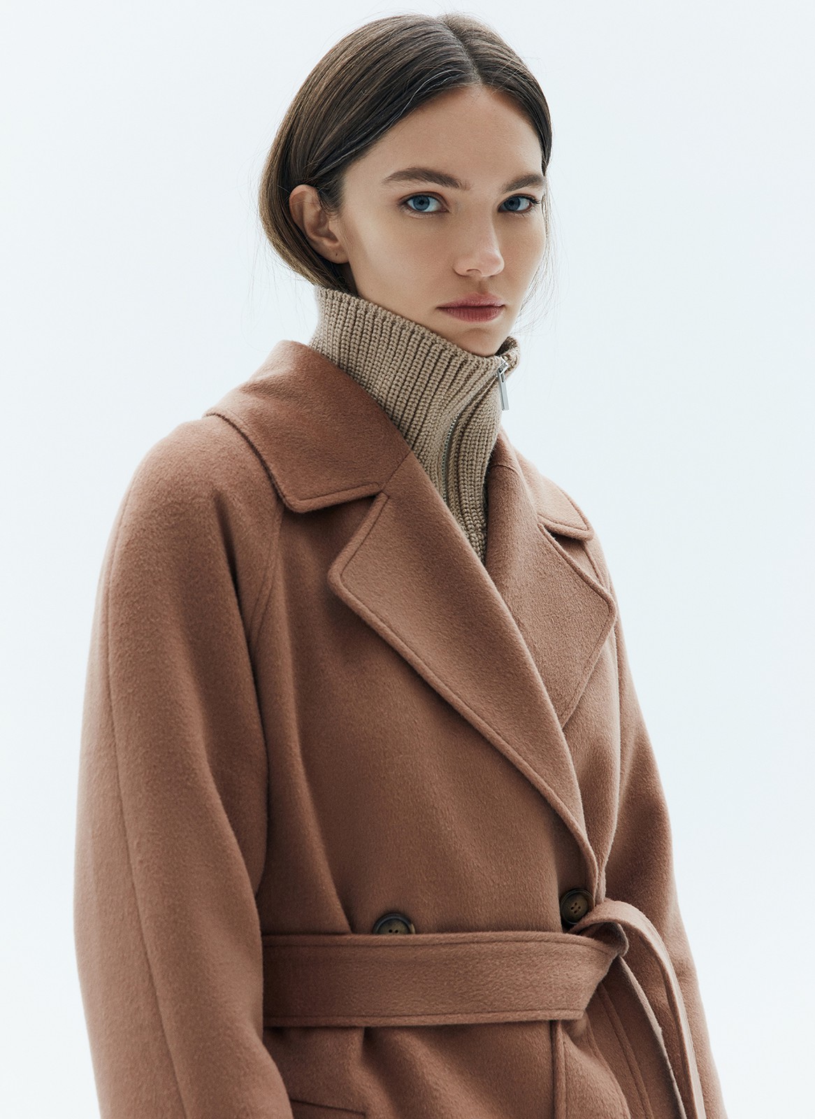 


Двубортное пальто с поясом бестселлер среди наших клиентов. Мы улучшили качество модели и выпустили пальто для городской зимы с утеплителем. Модель прямого силуэта, с цельнокроеным рукавом, который можно подворачивать на любую высоту. Пальто имеет два глубоких кармана, съемный пояс и застежку на крупные пуговицы. Благодаря универсальному крою его можно стилизовать для любого образа.