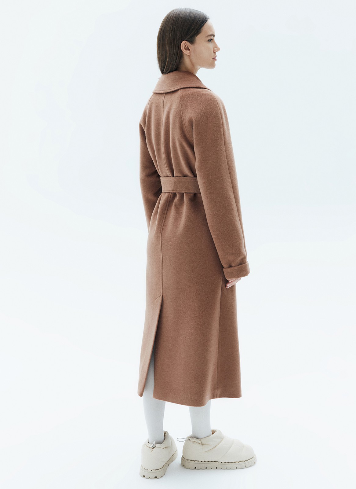 


Двубортное пальто с поясом бестселлер среди наших клиентов. Мы улучшили качество модели и выпустили пальто для городской зимы с утеплителем. Модель прямого силуэта, с цельнокроеным рукавом, который можно подворачивать на любую высоту. Пальто имеет два глубоких кармана, съемный пояс и застежку на крупные пуговицы. Благодаря универсальному крою его можно стилизовать для любого образа.