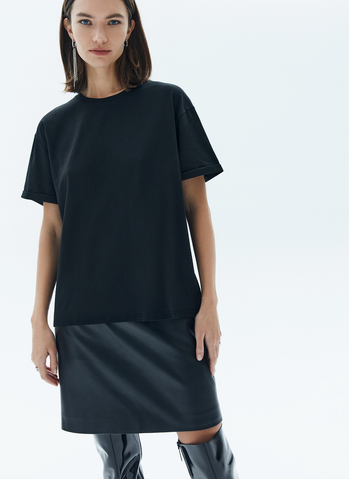 


Футболка из эластичного и мягкого хлопка. Модель свободного кроя со спущенным плечом. Благодаря хлопку в футболке комфортно целый день. Носите с джинсами, юбками и брюками.