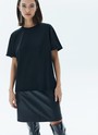 


Футболка из эластичного и мягкого хлопка. Модель свободного кроя со спущенным плечом. Благодаря хлопку в футболке комфортно целый день. Носите с джинсами, юбками и брюками.