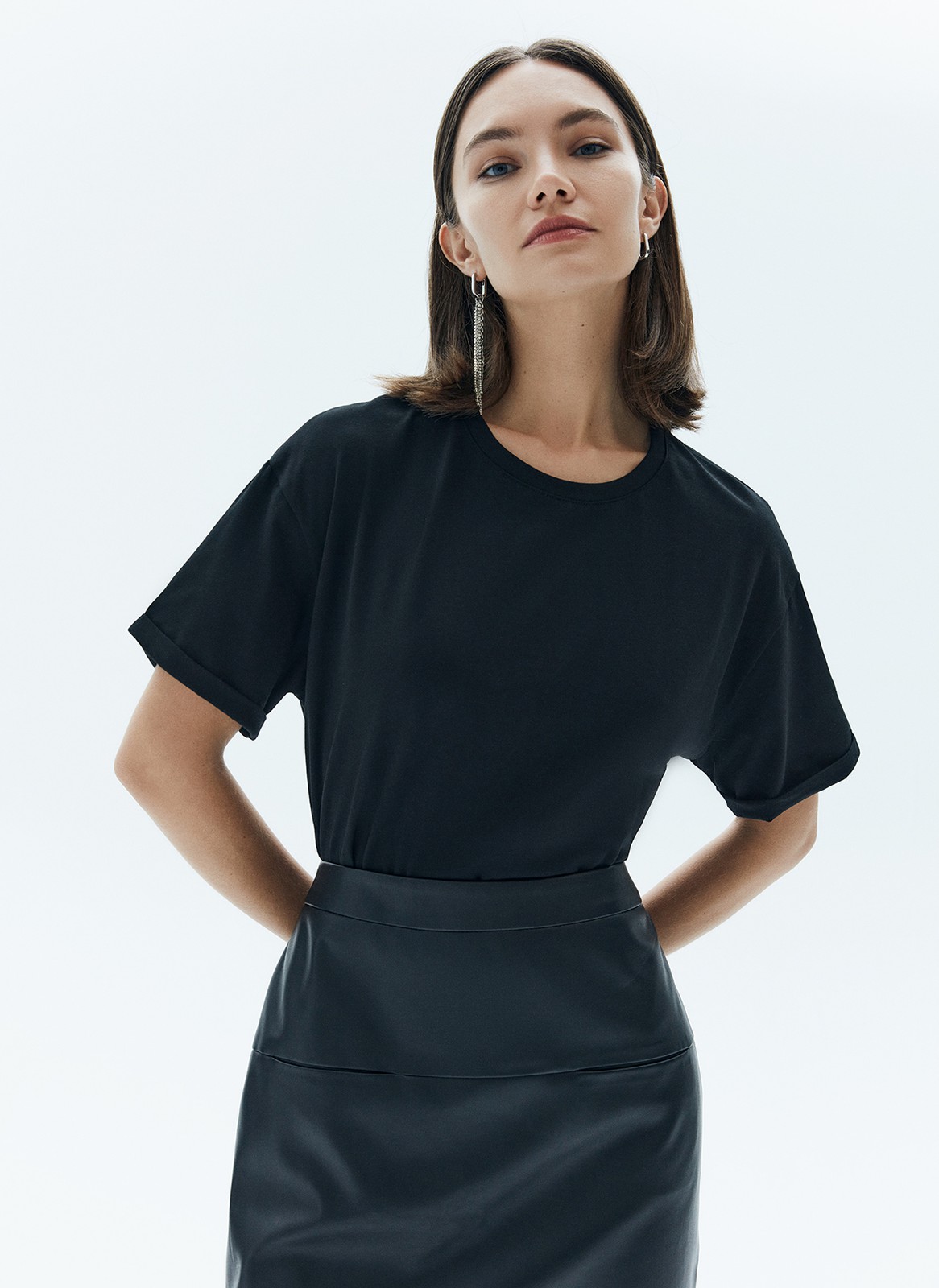 


Футболка из эластичного и мягкого хлопка. Модель свободного кроя со спущенным плечом. Благодаря хлопку в футболке комфортно целый день. Носите с джинсами, юбками и брюками.