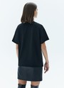


Футболка из эластичного и мягкого хлопка. Модель свободного кроя со спущенным плечом. Благодаря хлопку в футболке комфортно целый день. Носите с джинсами, юбками и брюками.
