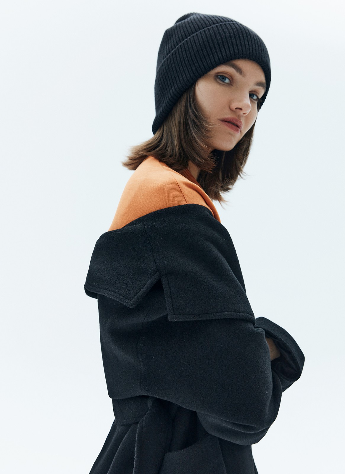 


Шапка из тёплой шерсти в новом исполнении. Приятная на ощупь ткань согревает и защищает от ветра. Сочетайте с шарфом и перчатками из коллекции.