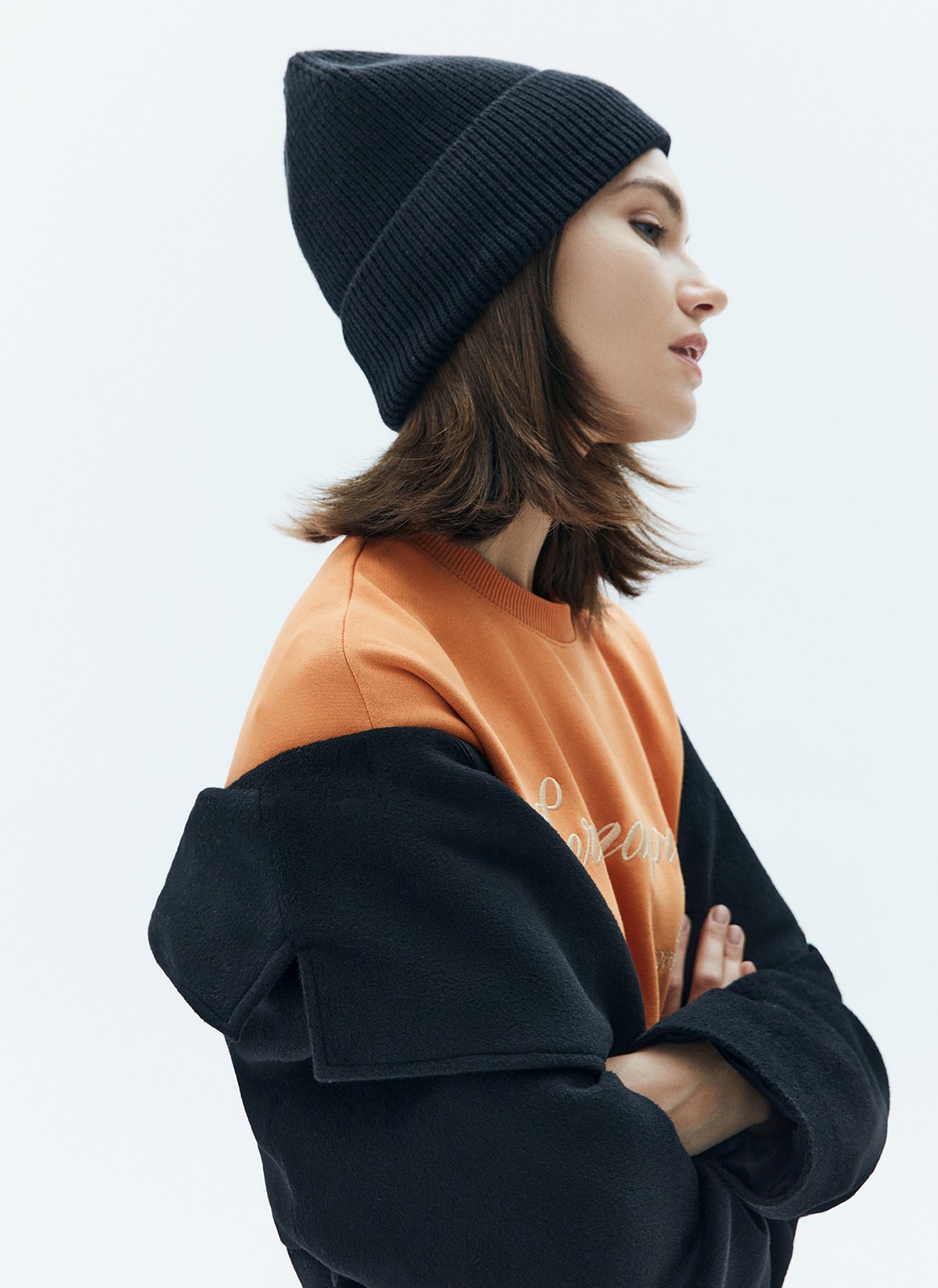 


Шапка из тёплой шерсти в новом исполнении. Приятная на ощупь ткань согревает и защищает от ветра. Сочетайте с шарфом и перчатками из коллекции.