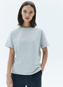 


Футболка из эластичного и мягкого хлопка. Модель свободного кроя со спущенным плечом. Благодаря хлопку в футболке комфортно целый день. Носите с джинсами, юбками и брюками.