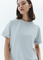 


Футболка из эластичного и мягкого хлопка. Модель свободного кроя со спущенным плечом. Благодаря хлопку в футболке комфортно целый день. Носите с джинсами, юбками и брюками.