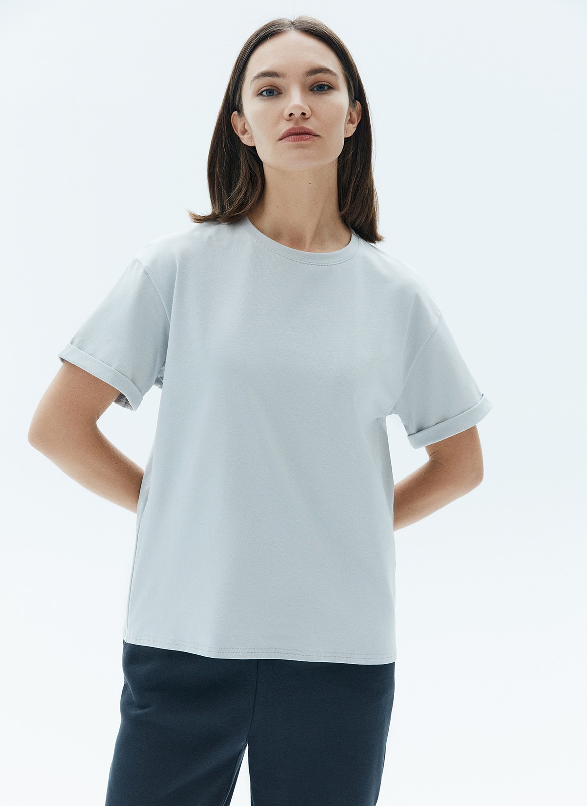 


Футболка из эластичного и мягкого хлопка. Модель свободного кроя со спущенным плечом. Благодаря хлопку в футболке комфортно целый день. Носите с джинсами, юбками и брюками.