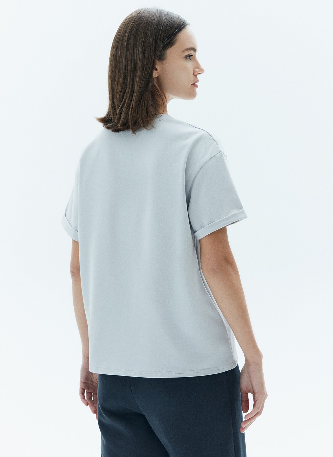 


Футболка из эластичного и мягкого хлопка. Модель свободного кроя со спущенным плечом. Благодаря хлопку в футболке комфортно целый день. Носите с джинсами, юбками и брюками.