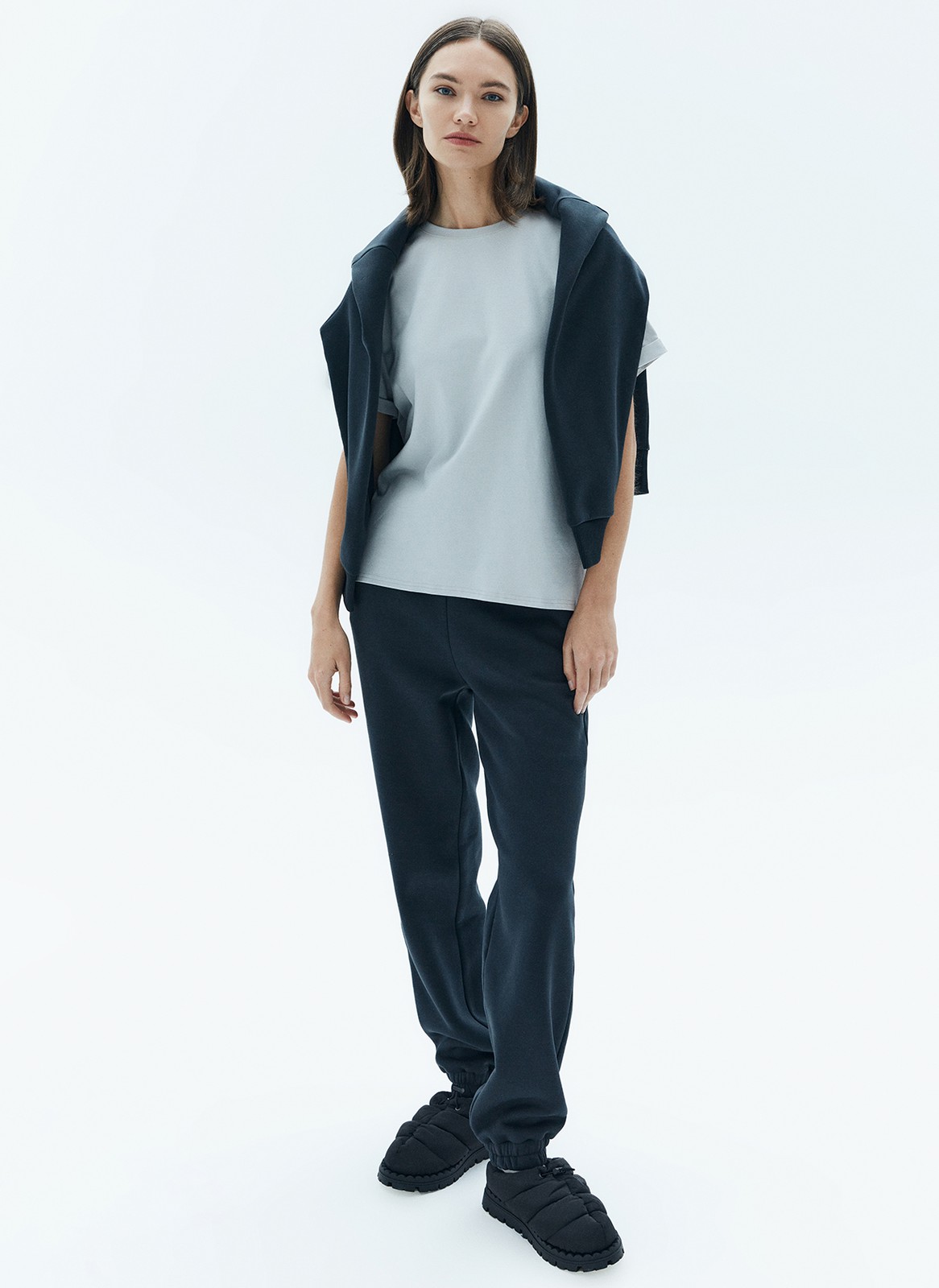 Брюки из футера с начесом, цвет: Темный графит Allweneed
Брюки из плотного трикотажного полотна. Удобная резинка для посадки на талии. Модель слегка зауженная к низу. Благодаря натуральным материалам вы будете ощущать себя комфортно в любое время. Сочетайте с объемным свитшотом.