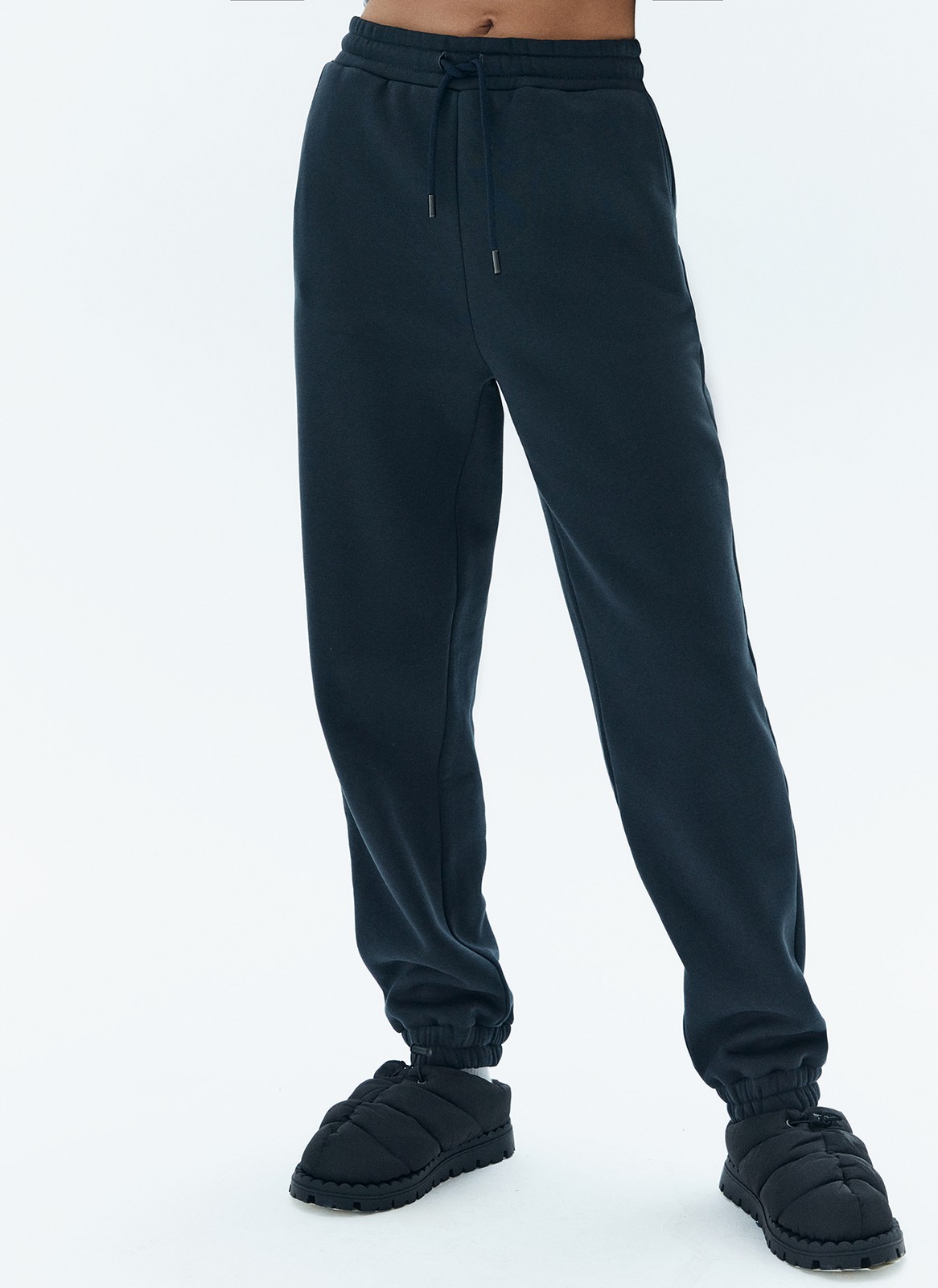 Брюки из футера с начесом, цвет: Темный графит Allweneed
Брюки из плотного трикотажного полотна. Удобная резинка для посадки на талии. Модель слегка зауженная к низу. Благодаря натуральным материалам вы будете ощущать себя комфортно в любое время. Сочетайте с объемным свитшотом.