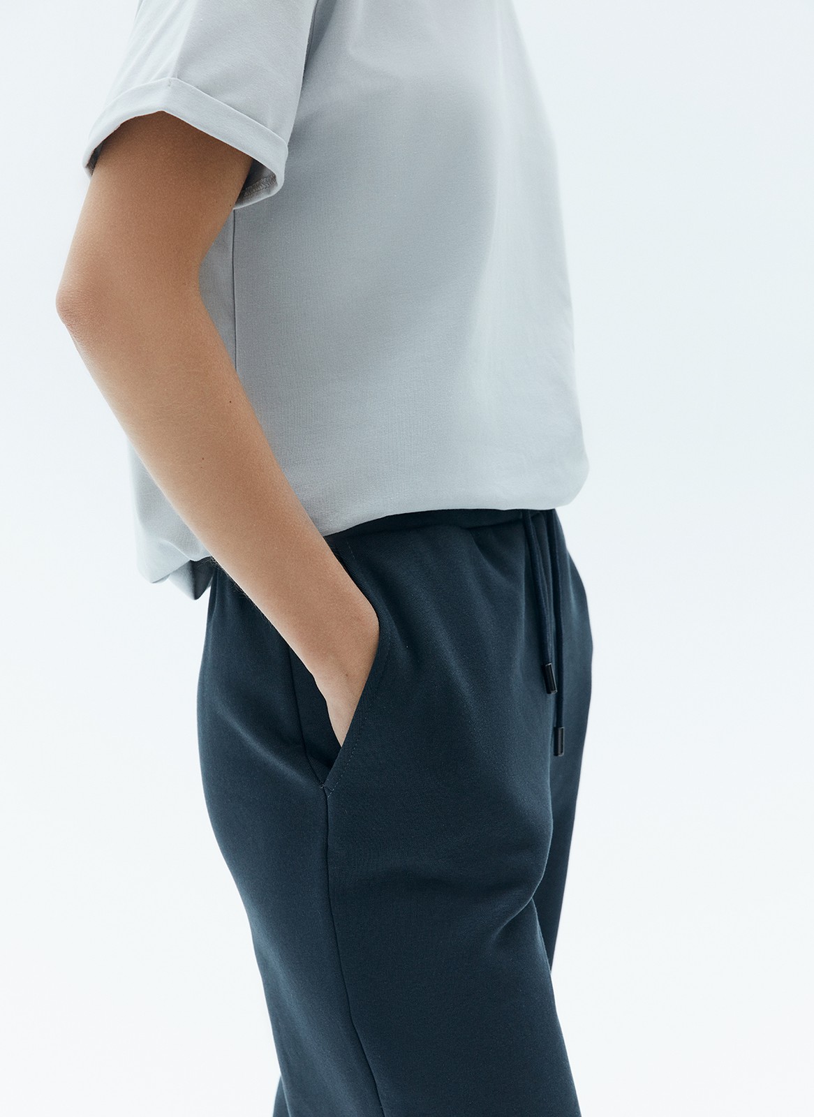 Брюки из футера с начесом, цвет: Темный графит Allweneed
Брюки из плотного трикотажного полотна. Удобная резинка для посадки на талии. Модель слегка зауженная к низу. Благодаря натуральным материалам вы будете ощущать себя комфортно в любое время. Сочетайте с объемным свитшотом.