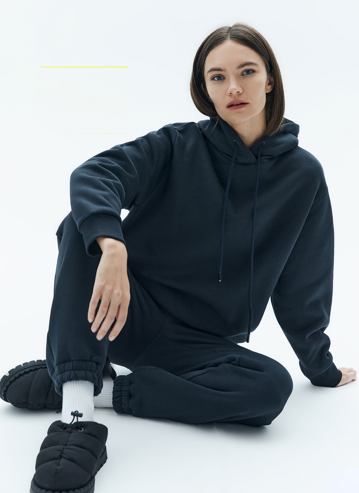 Свободное худи из мягкой ткани. Ткань очень приятно касается тела и позволяет вашей коже дышать. Удобный капюшон на кулиске. Прекрасный вариант, чтобы пробежаться до ближайшей пекарни выходным днем. Носите комплектом с трикотажными брюками или с любым низом из гардероба.