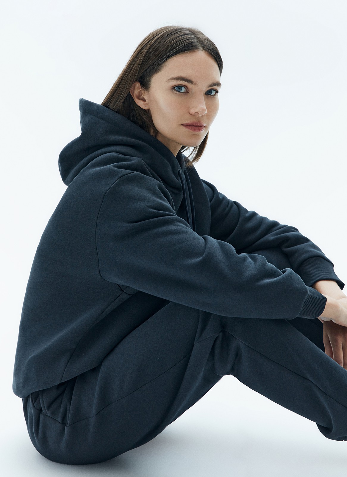 Свободное худи из мягкой ткани. Ткань очень приятно касается тела и позволяет вашей коже дышать. Удобный капюшон на кулиске. Прекрасный вариант, чтобы пробежаться до ближайшей пекарни выходным днем. Носите комплектом с трикотажными брюками или с любым низом из гардероба.