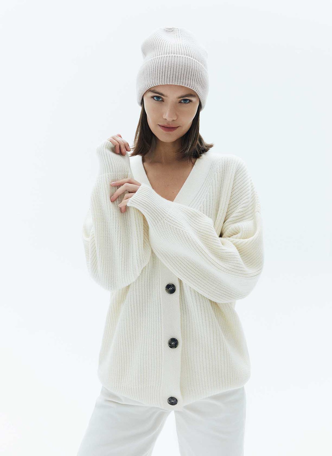 


Шапка из тёплой шерсти в новом исполнении. Приятная на ощупь ткань согревает и защищает от ветра. Сочетайте с шарфом и перчатками из коллекции.