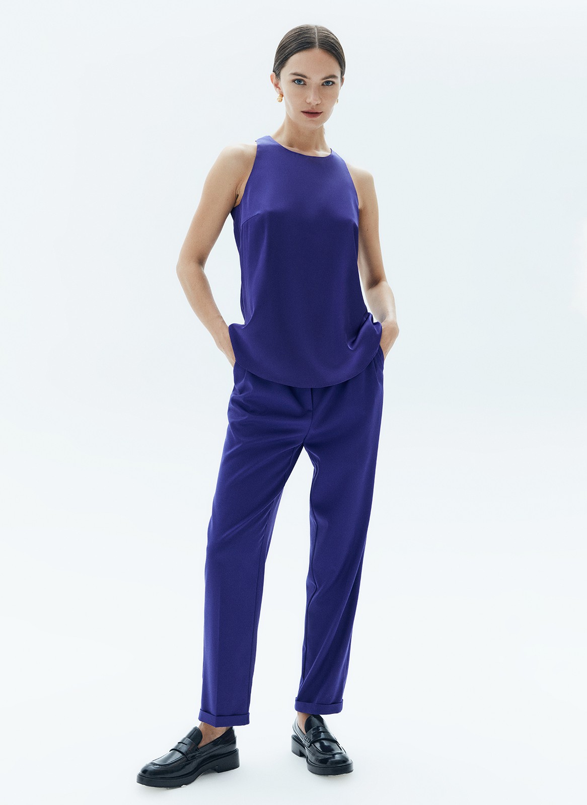 Топ с вырезом халтер, цвет: фиолетовый Allweneed
Топ с вырезом халтер. Модель с широкими лямками для комфорта и приятной подкладочной тканью. Топ свободного кроя, поэтому его можно носить навыпуск с брюками или джинсами. Мы создали изделие в трёх оттенках.