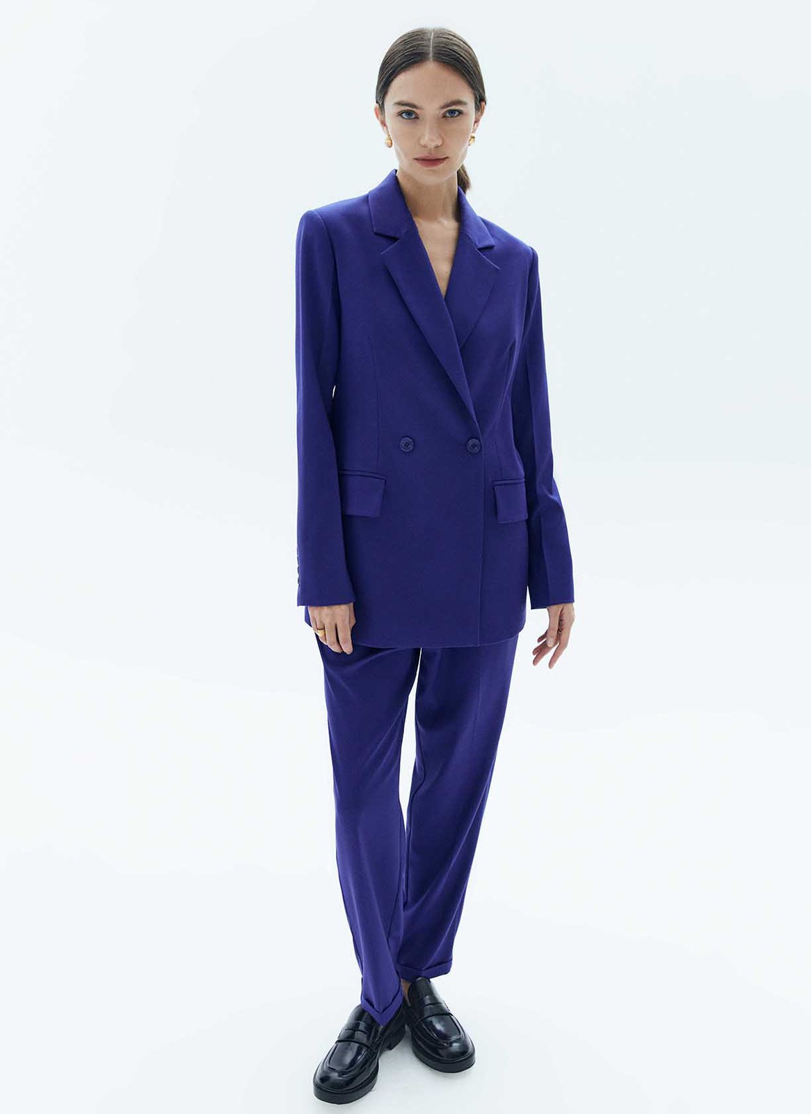 Жакет удлиненный, цвет: Сине-фиолетовый Allweneed
Жакет удлинённый слегка приталенного кроя. Двубортная модель с классической линией плеча и двумя накладными карманами. Новая костюмная ткань в этом сезоне обеспечивает ещё лучшую посадку по фигуре. Так модель хорошо смотрится на девушках с разной внешностью. Вы можете носить изделие с брюками, а также с джинсами и платьями.