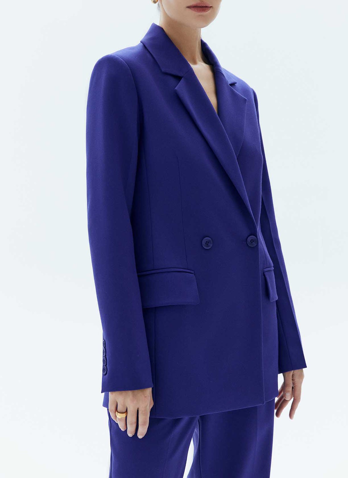 Жакет удлиненный, цвет: Сине-фиолетовый Allweneed
Жакет удлинённый слегка приталенного кроя. Двубортная модель с классической линией плеча и двумя накладными карманами. Новая костюмная ткань в этом сезоне обеспечивает ещё лучшую посадку по фигуре. Так модель хорошо смотрится на девушках с разной внешностью. Вы можете носить изделие с брюками, а также с джинсами и платьями.