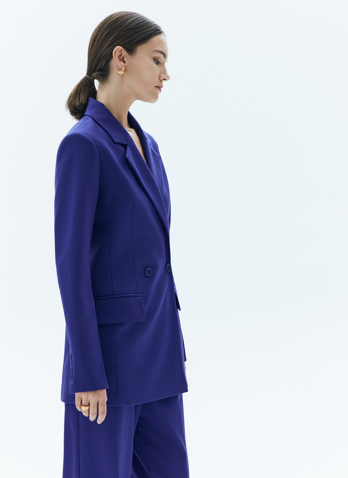 Жакет удлиненный, цвет: Сине-фиолетовый Allweneed
Жакет удлинённый слегка приталенного кроя. Двубортная модель с классической линией плеча и двумя накладными карманами. Новая костюмная ткань в этом сезоне обеспечивает ещё лучшую посадку по фигуре. Так модель хорошо смотрится на девушках с разной внешностью. Вы можете носить изделие с брюками, а также с джинсами и платьями.