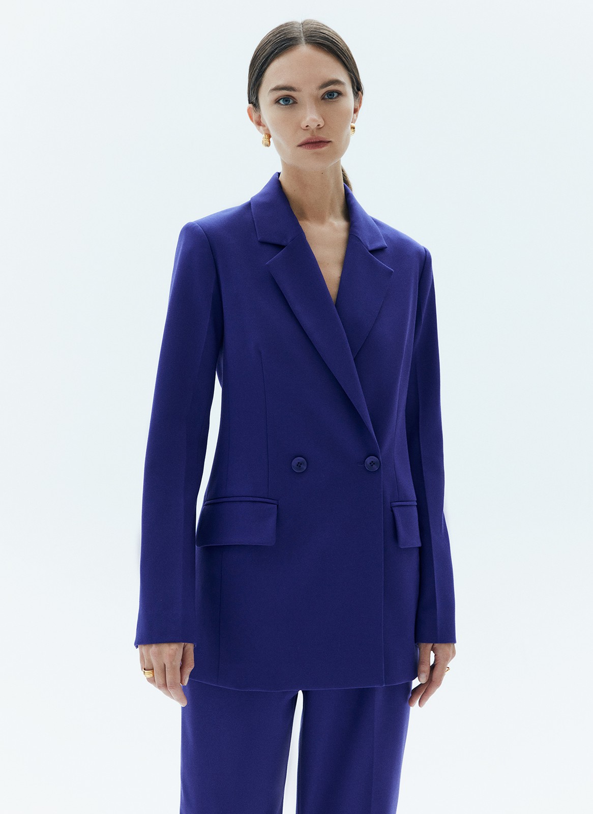 Жакет удлиненный, цвет: Сине-фиолетовый Allweneed
Жакет удлинённый слегка приталенного кроя. Двубортная модель с классической линией плеча и двумя накладными карманами. Новая костюмная ткань в этом сезоне обеспечивает ещё лучшую посадку по фигуре. Так модель хорошо смотрится на девушках с разной внешностью. Вы можете носить изделие с брюками, а также с джинсами и платьями.