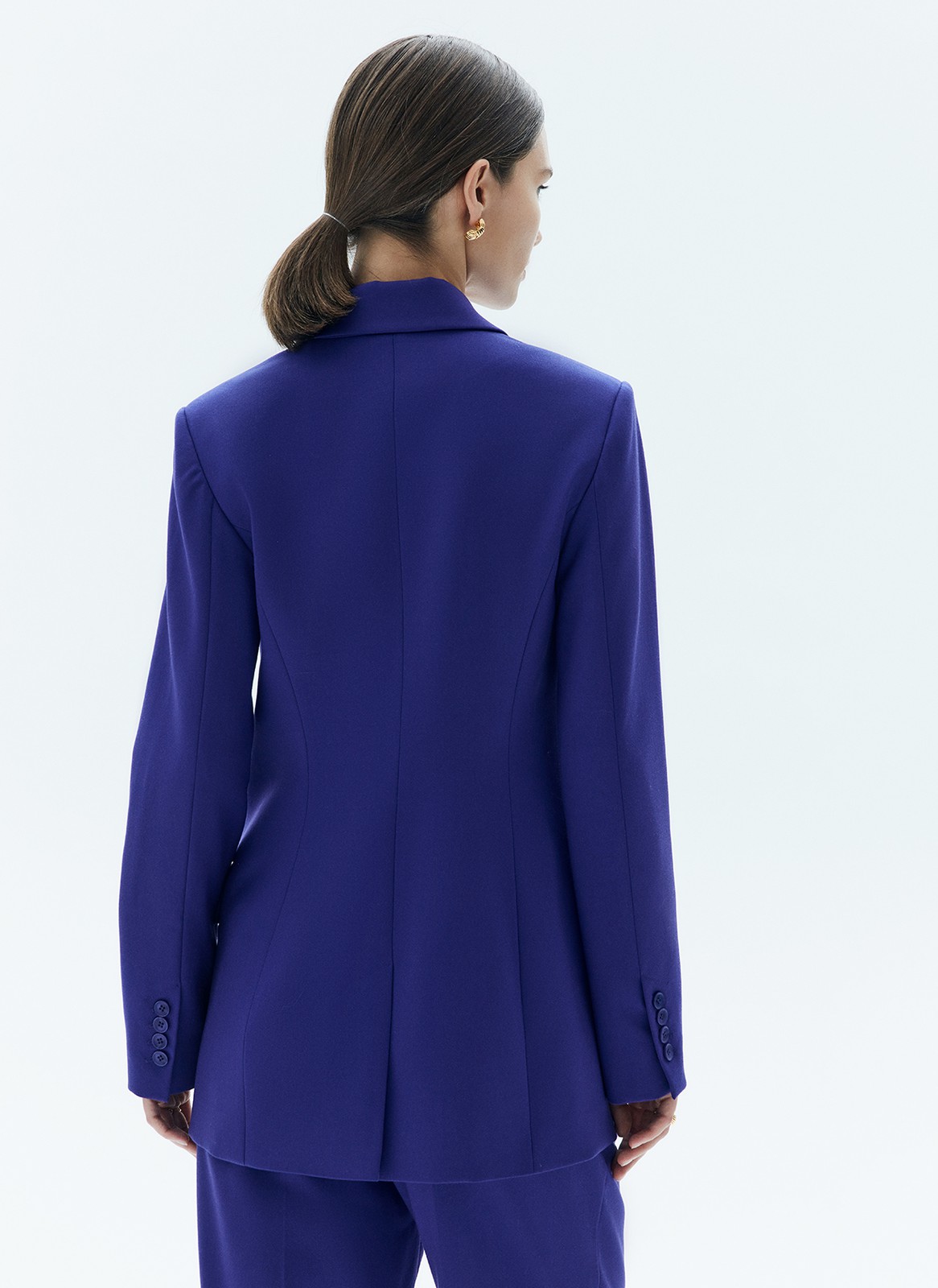 Жакет удлиненный, цвет: Сине-фиолетовый Allweneed
Жакет удлинённый слегка приталенного кроя. Двубортная модель с классической линией плеча и двумя накладными карманами. Новая костюмная ткань в этом сезоне обеспечивает ещё лучшую посадку по фигуре. Так модель хорошо смотрится на девушках с разной внешностью. Вы можете носить изделие с брюками, а также с джинсами и платьями.