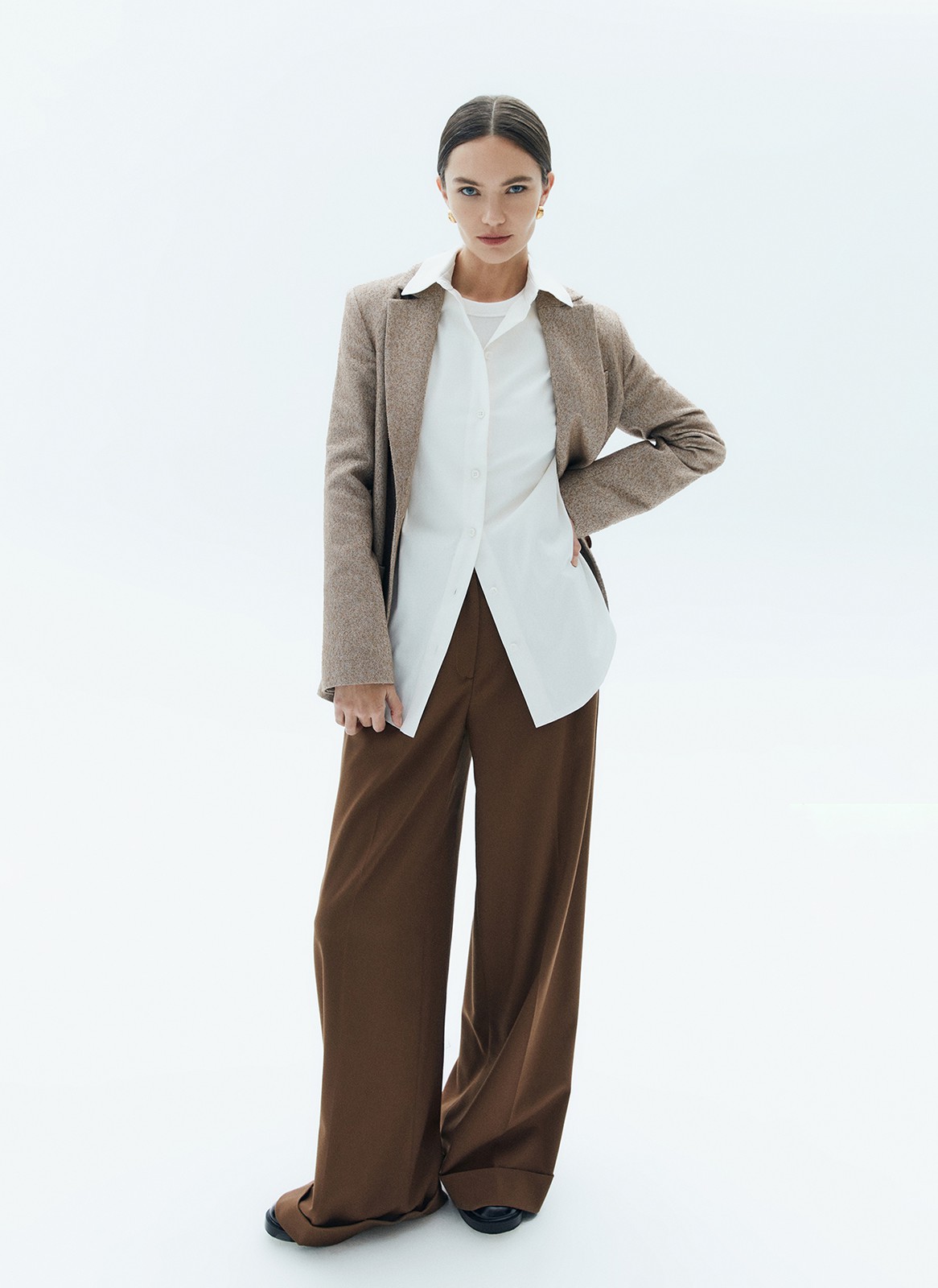 Рубашка, цвет: молочный Allweneed
Объемная рубашка со спущенной проймой. Широкие манжеты на 4 пуговицах. Очень мягкая к телу ткань, которая мало мнется. Модель имеет застежку на пуговицы и классический воротник. Мы любим носить такую модель свободно навыпуск для ощущения комфорта во время движения. Сочетайте с брюками, джинсами или юбками из новой коллекции.