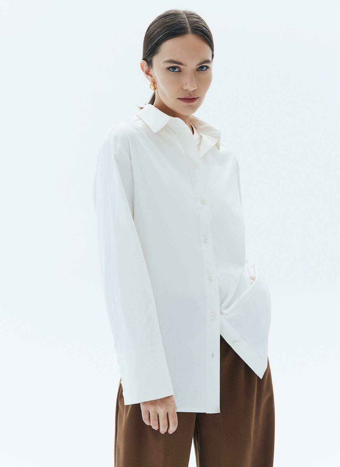 Рубашка, цвет: молочный Allweneed
Объемная рубашка со спущенной проймой. Широкие манжеты на 4 пуговицах. Очень мягкая к телу ткань, которая мало мнется. Модель имеет застежку на пуговицы и классический воротник. Мы любим носить такую модель свободно навыпуск для ощущения комфорта во время движения. Сочетайте с брюками, джинсами или юбками из новой коллекции.