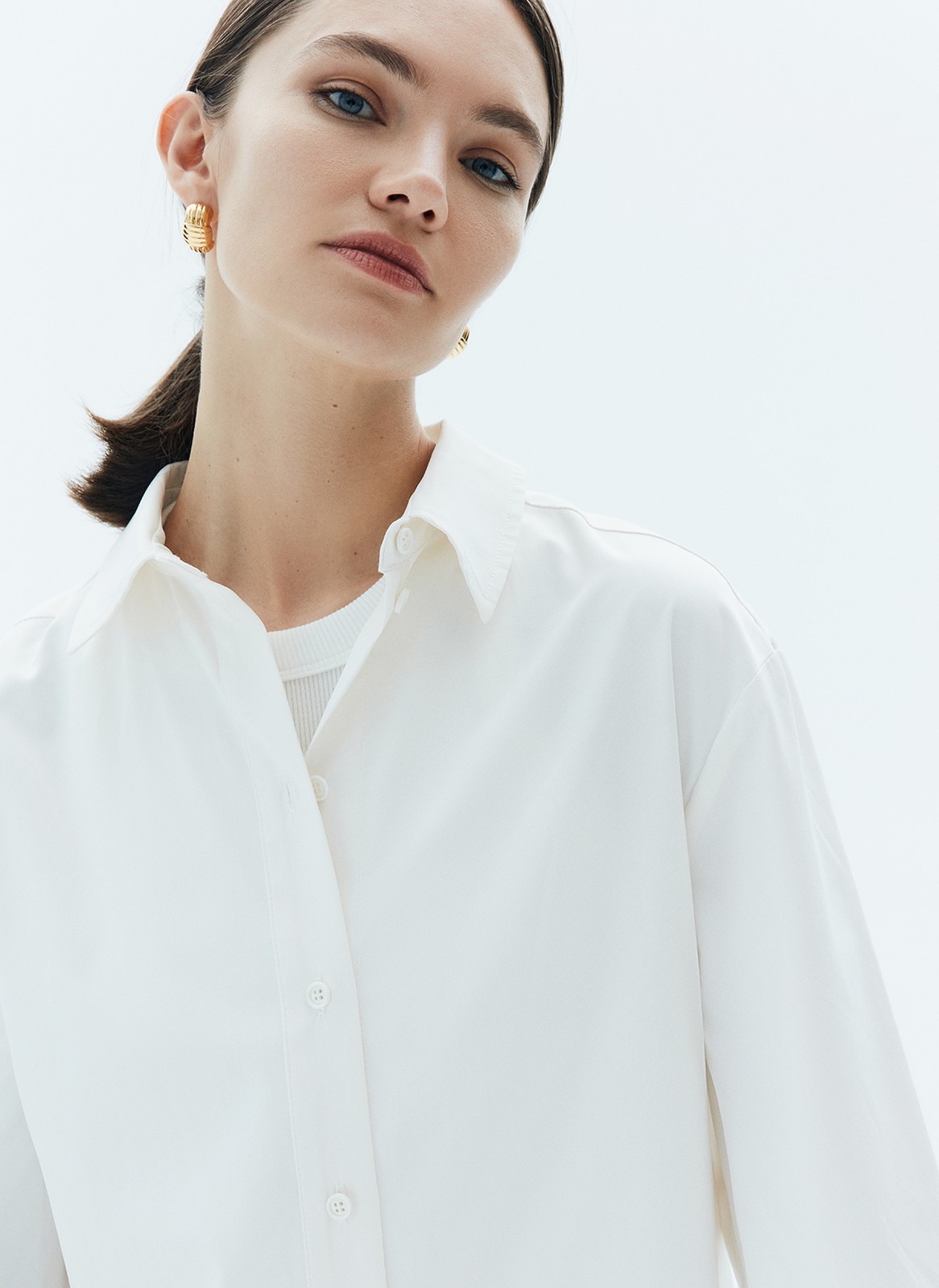 Рубашка, цвет: молочный Allweneed
Объемная рубашка со спущенной проймой. Широкие манжеты на 4 пуговицах. Очень мягкая к телу ткань, которая мало мнется. Модель имеет застежку на пуговицы и классический воротник. Мы любим носить такую модель свободно навыпуск для ощущения комфорта во время движения. Сочетайте с брюками, джинсами или юбками из новой коллекции.