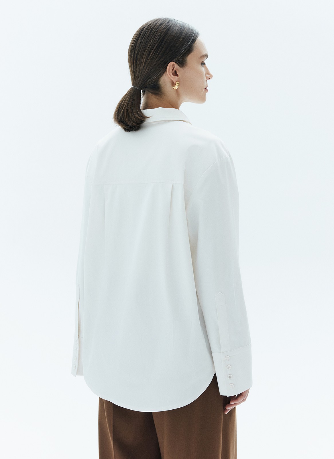 Рубашка, цвет: молочный Allweneed
Объемная рубашка со спущенной проймой. Широкие манжеты на 4 пуговицах. Очень мягкая к телу ткань, которая мало мнется. Модель имеет застежку на пуговицы и классический воротник. Мы любим носить такую модель свободно навыпуск для ощущения комфорта во время движения. Сочетайте с брюками, джинсами или юбками из новой коллекции.