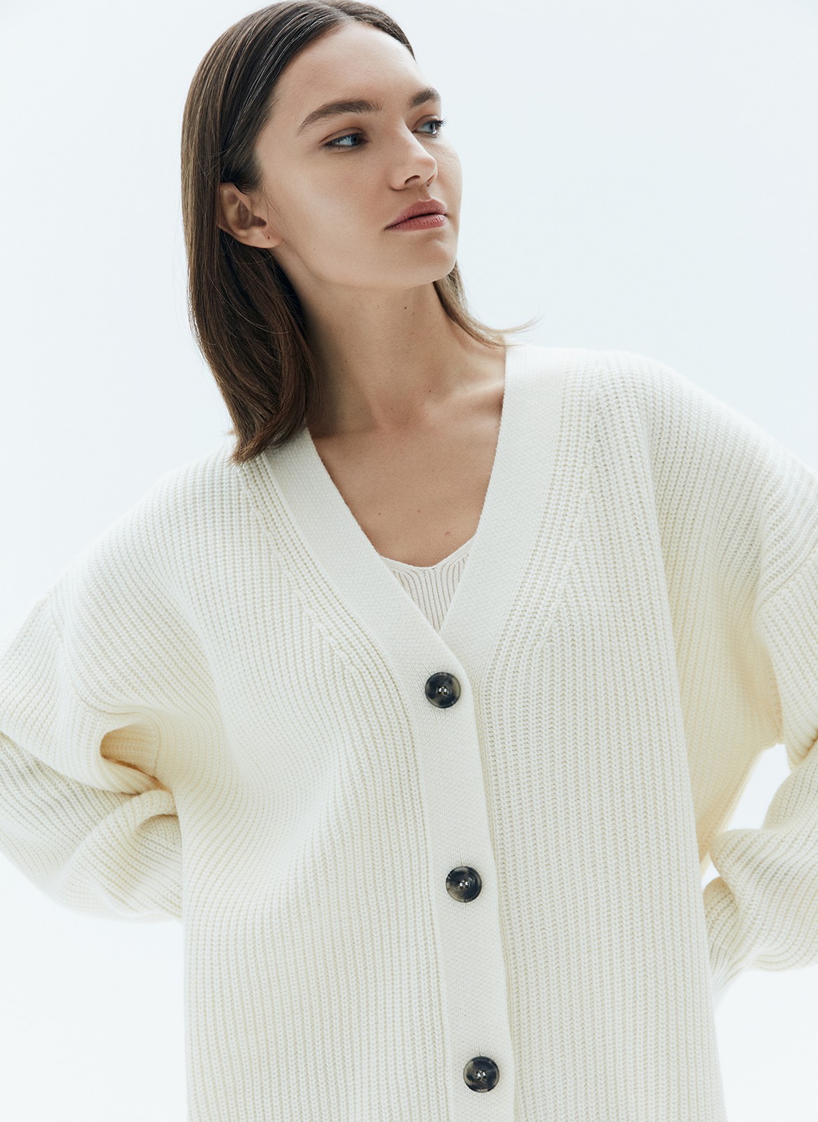 Кардиган вязаный, цвет: молочный Allweneed
Свободный кардиган из мягкой шерстяной ткани. Объемная и удлиненная модель для уютных посиделок с подругой за чашкой чая. Широкие рукава и декоративные пуговицы. Вязка кардигана плотная и формоустойчивая, что позволяет долго сохранять тепло. Носите с любимыми джинсами или юбками.