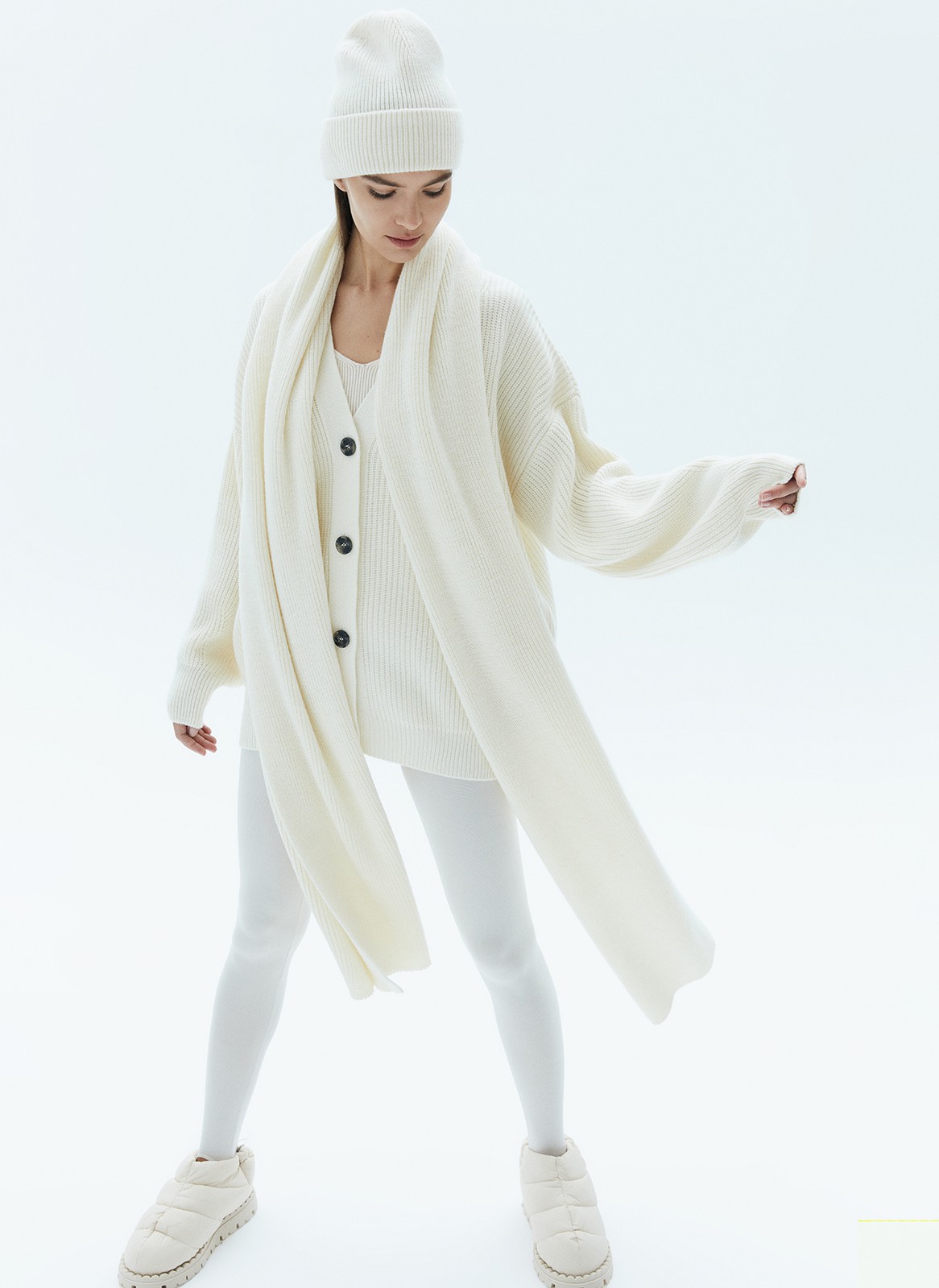 


Шарф из теплой шерсти в новом качестве. Изделие, которое защитит вас от холода и ветра. Подберите к шарфу перчатки или шапку из новой коллекции.