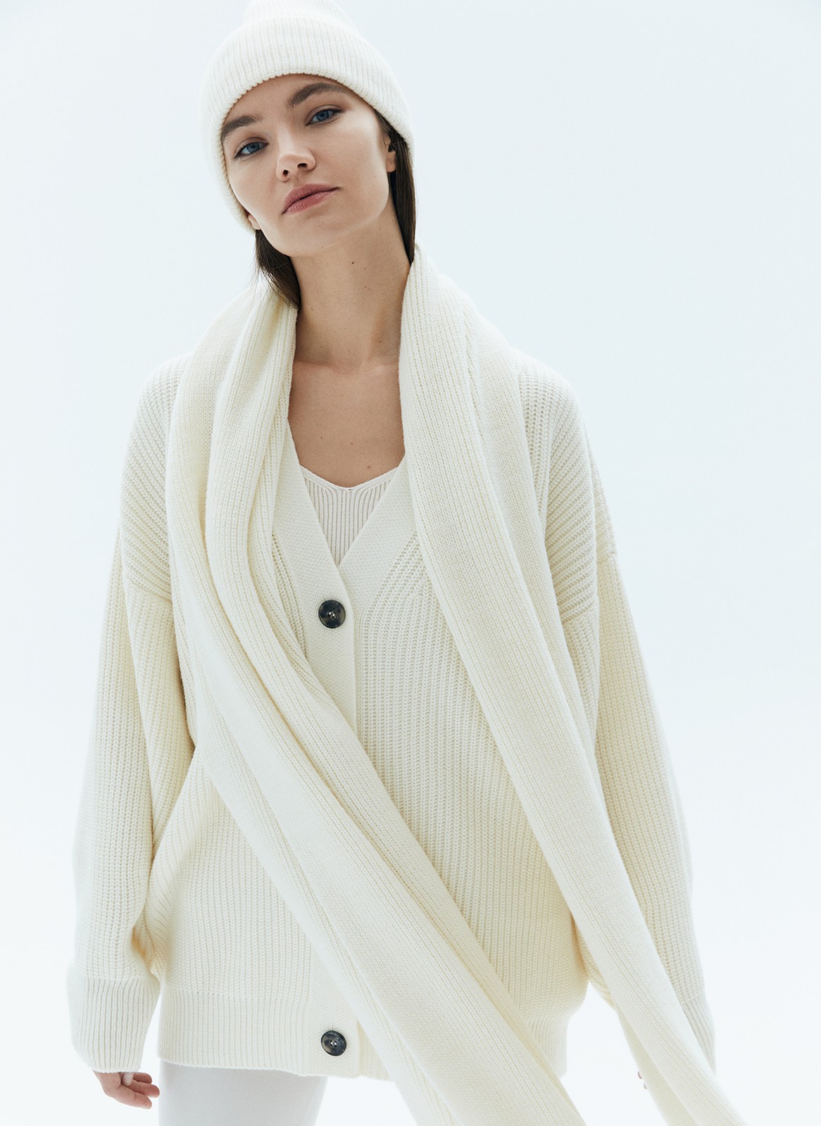 


Шарф из теплой шерсти в новом качестве. Изделие, которое защитит вас от холода и ветра. Подберите к шарфу перчатки или шапку из новой коллекции.