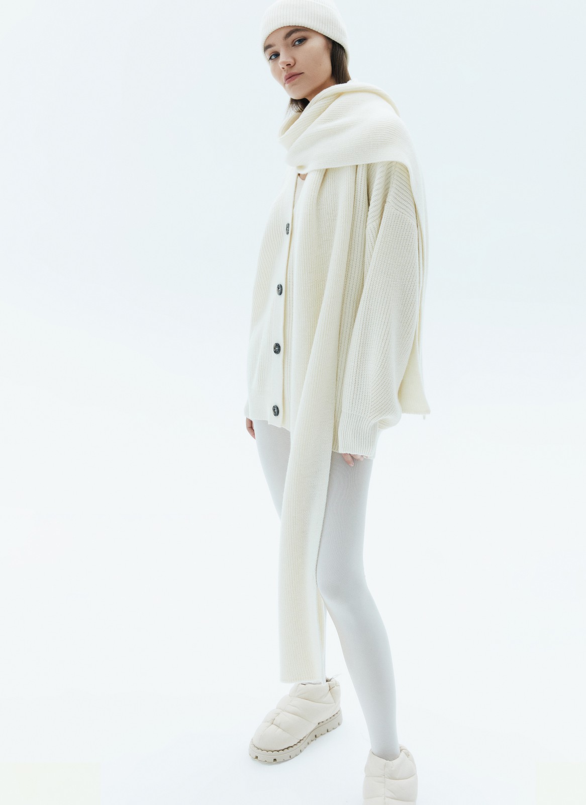 


Шарф из теплой шерсти в новом качестве. Изделие, которое защитит вас от холода и ветра. Подберите к шарфу перчатки или шапку из новой коллекции.