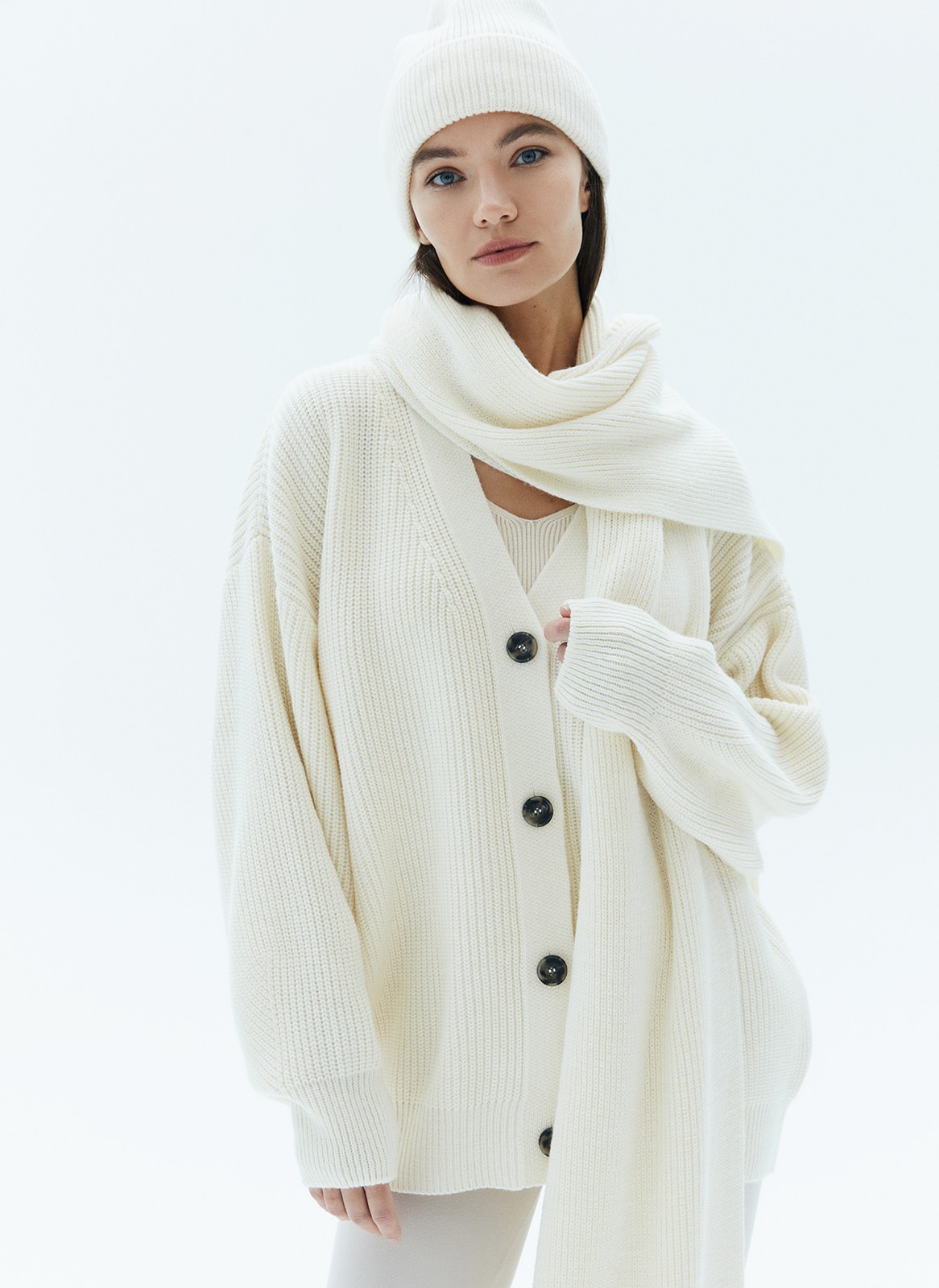 


Шарф из теплой шерсти в новом качестве. Изделие, которое защитит вас от холода и ветра. Подберите к шарфу перчатки или шапку из новой коллекции.