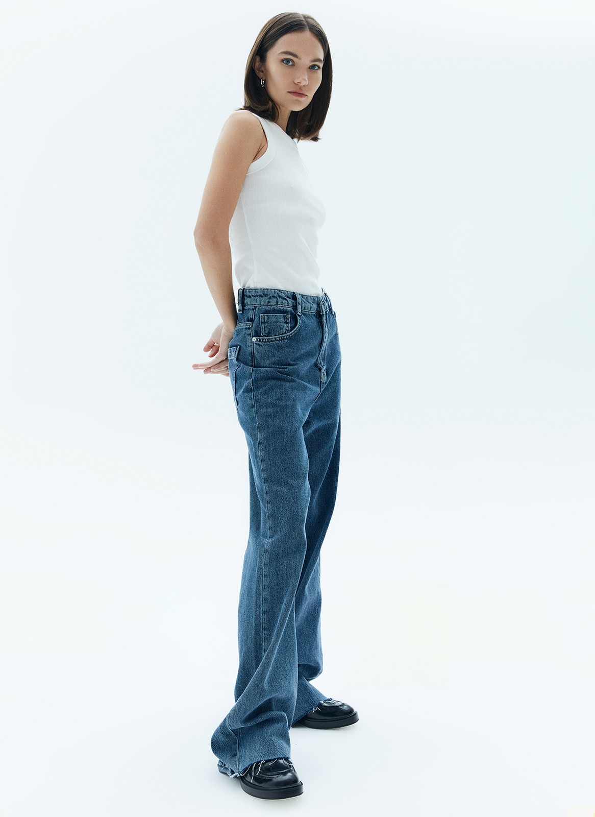 Майка, цвет: молочный Allweneed
Майка в тонкий рубчик из мягкого и формоустойчивого трикотажа. Комфортно облегает силуэт, приятна к телу, может служить равноценной заменой футболке. Сочетается с джинсами, трикотажными брюками и юбками. Летом можно носить самостоятельно, а зимой советуем комбинировать с рубашками и жакетами.