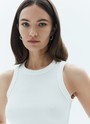 Майка, цвет: молочный Allweneed
Майка в тонкий рубчик из мягкого и формоустойчивого трикотажа. Комфортно облегает силуэт, приятна к телу, может служить равноценной заменой футболке. Сочетается с джинсами, трикотажными брюками и юбками. Летом можно носить самостоятельно, а зимой советуем комбинировать с рубашками и жакетами.