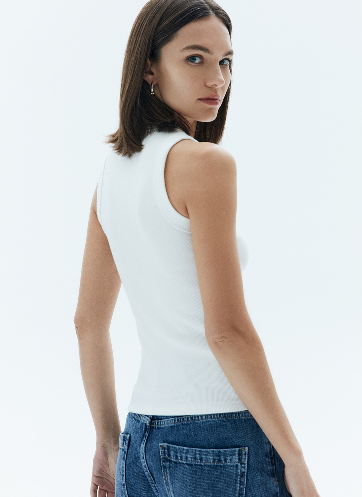 Майка, цвет: молочный Allweneed
Майка в тонкий рубчик из мягкого и формоустойчивого трикотажа. Комфортно облегает силуэт, приятна к телу, может служить равноценной заменой футболке. Сочетается с джинсами, трикотажными брюками и юбками. Летом можно носить самостоятельно, а зимой советуем комбинировать с рубашками и жакетами.