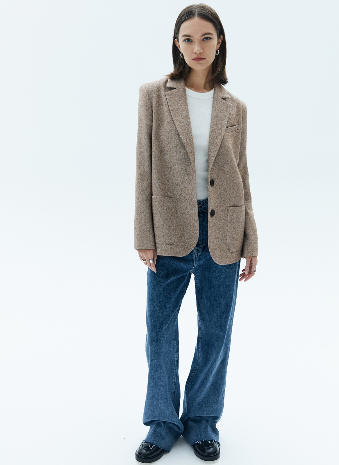 


Однобортный жакет с широкими плечами. Модель выполнена из фактурной, буклированной ткани. Два накладных кармана. Мы сделали трендовый жакет с акцентной линией плеча. Если вы хотите более уверенный образ, смело добавляйте в гардероб эту модель. Мы советуем присмотреться к брюкам из коллекции, чтобы сочетать с жакетом.