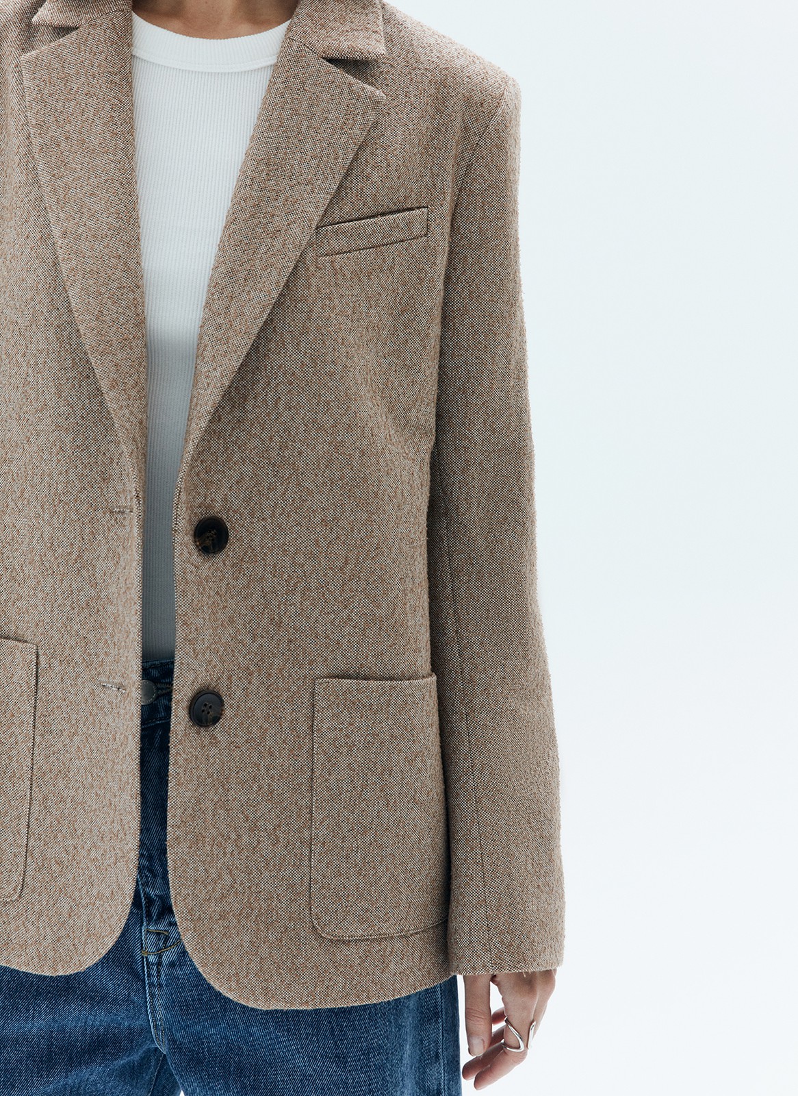 


Однобортный жакет с широкими плечами. Модель выполнена из фактурной, буклированной ткани. Два накладных кармана. Мы сделали трендовый жакет с акцентной линией плеча. Если вы хотите более уверенный образ, смело добавляйте в гардероб эту модель. Мы советуем присмотреться к брюкам из коллекции, чтобы сочетать с жакетом.