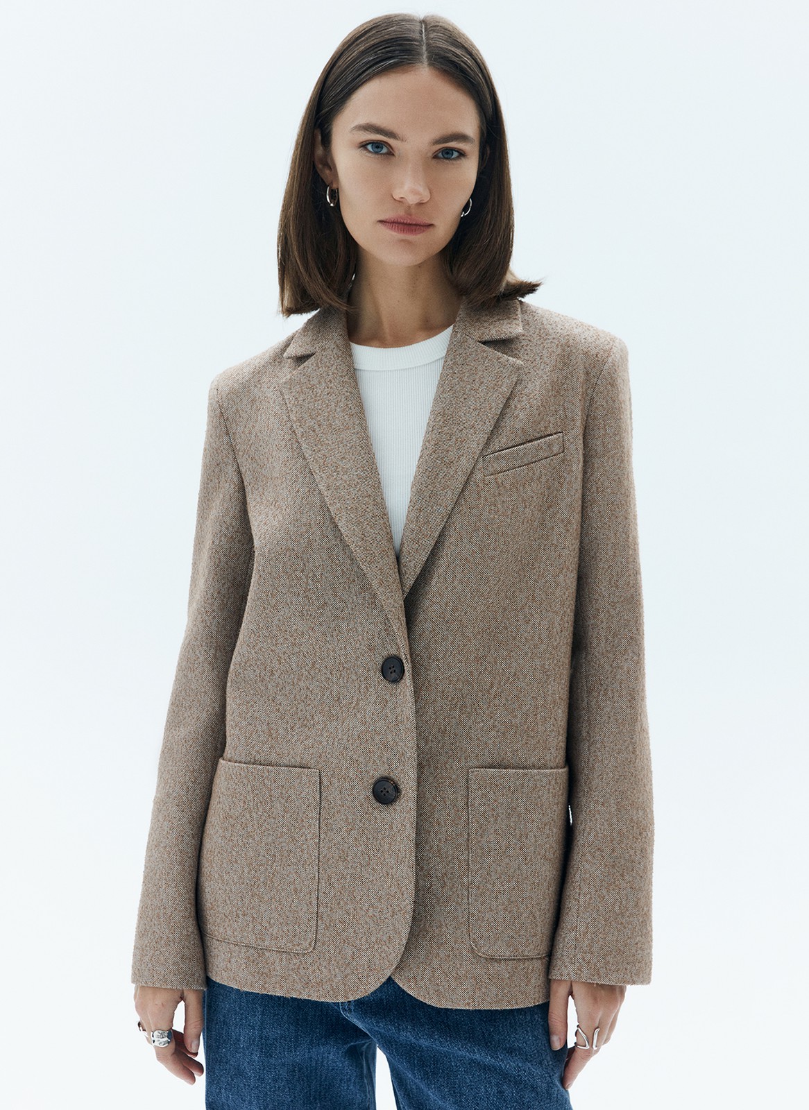 


Однобортный жакет с широкими плечами. Модель выполнена из фактурной, буклированной ткани. Два накладных кармана. Мы сделали трендовый жакет с акцентной линией плеча. Если вы хотите более уверенный образ, смело добавляйте в гардероб эту модель. Мы советуем присмотреться к брюкам из коллекции, чтобы сочетать с жакетом.