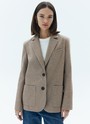 


Однобортный жакет с широкими плечами. Модель выполнена из фактурной, буклированной ткани. Два накладных кармана. Мы сделали трендовый жакет с акцентной линией плеча. Если вы хотите более уверенный образ, смело добавляйте в гардероб эту модель. Мы советуем присмотреться к брюкам из коллекции, чтобы сочетать с жакетом.