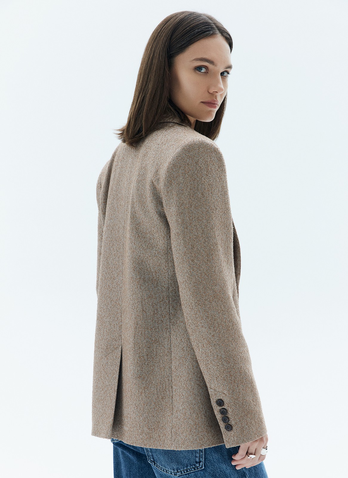 


Однобортный жакет с широкими плечами. Модель выполнена из фактурной, буклированной ткани. Два накладных кармана. Мы сделали трендовый жакет с акцентной линией плеча. Если вы хотите более уверенный образ, смело добавляйте в гардероб эту модель. Мы советуем присмотреться к брюкам из коллекции, чтобы сочетать с жакетом.