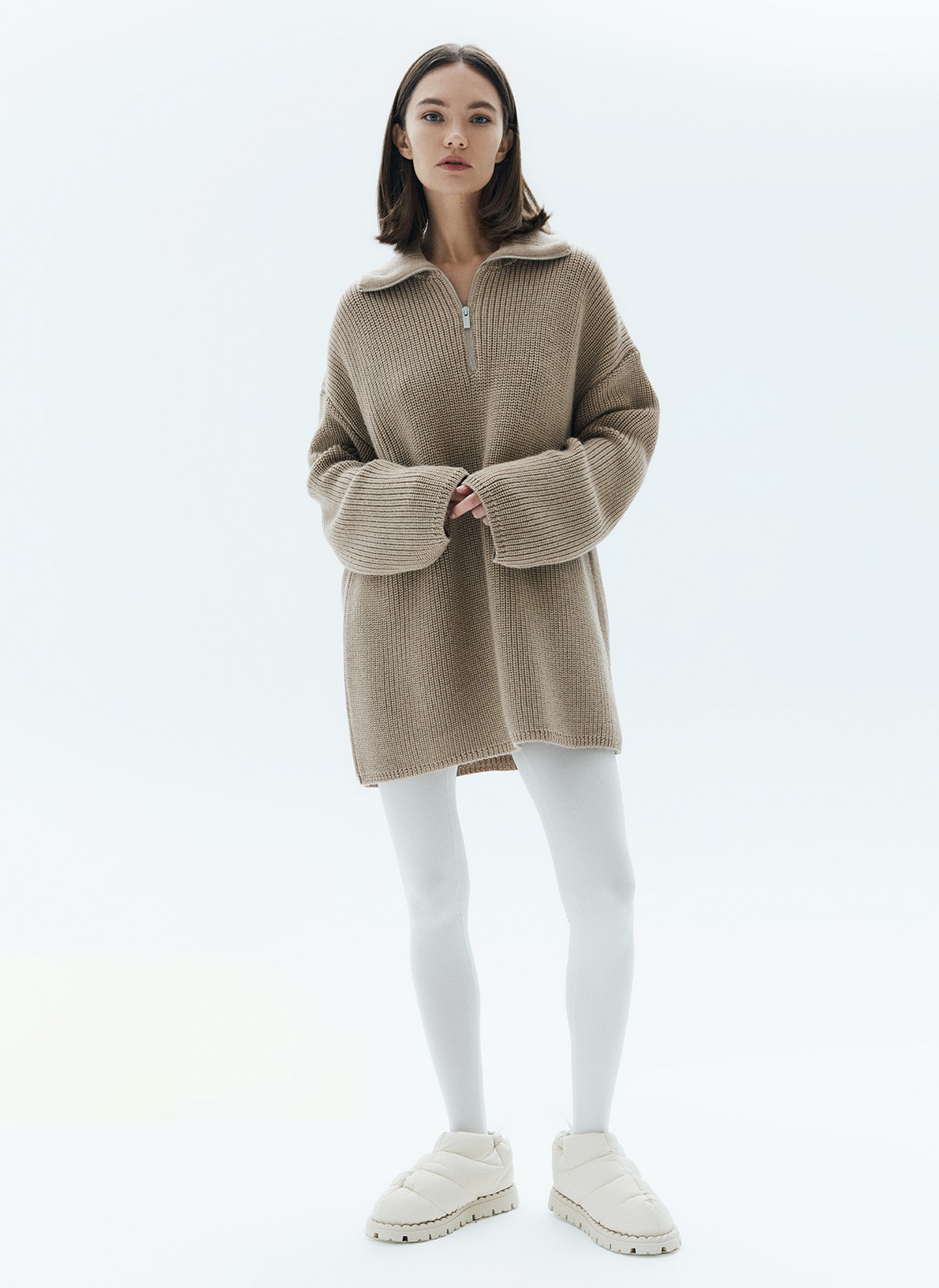 Свитер oversize c молнией на горловине, цвет: серо-бежевый Allweneed
Свитер свободного кроя с молнией на горловине. Спущенная линия плеча для расслабленного образа. Материал согревает и очень приятно касается тела, поэтому вы можете проводить в нем долгие вечера у камина. Для офиса сочетайте свитер с юбкой-карандашом, а для отдыха с удобными джинсами или брюками из трикотажа.