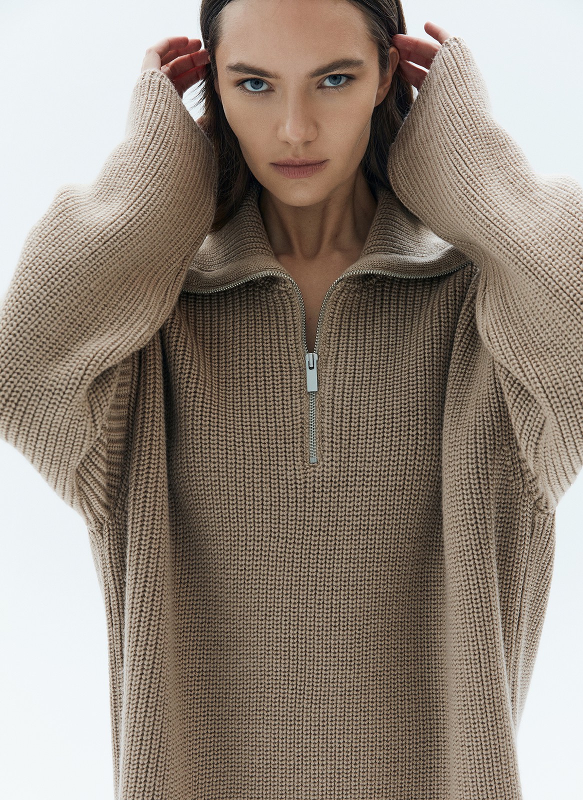 Свитер oversize c молнией на горловине, цвет: серо-бежевый Allweneed
Свитер свободного кроя с молнией на горловине. Спущенная линия плеча для расслабленного образа. Материал согревает и очень приятно касается тела, поэтому вы можете проводить в нем долгие вечера у камина. Для офиса сочетайте свитер с юбкой-карандашом, а для отдыха с удобными джинсами или брюками из трикотажа.