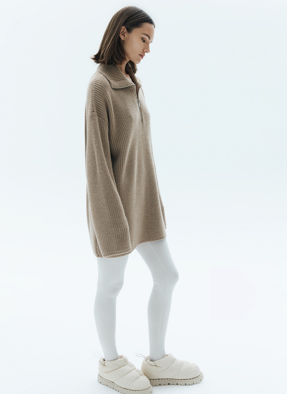 Свитер oversize c молнией на горловине, цвет: серо-бежевый Allweneed
Свитер свободного кроя с молнией на горловине. Спущенная линия плеча для расслабленного образа. Материал согревает и очень приятно касается тела, поэтому вы можете проводить в нем долгие вечера у камина. Для офиса сочетайте свитер с юбкой-карандашом, а для отдыха с удобными джинсами или брюками из трикотажа.
