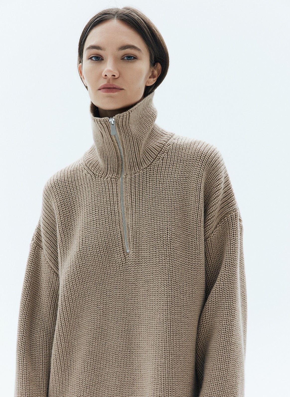 Свитер oversize c молнией на горловине, цвет: серо-бежевый Allweneed
Свитер свободного кроя с молнией на горловине. Спущенная линия плеча для расслабленного образа. Материал согревает и очень приятно касается тела, поэтому вы можете проводить в нем долгие вечера у камина. Для офиса сочетайте свитер с юбкой-карандашом, а для отдыха с удобными джинсами или брюками из трикотажа.