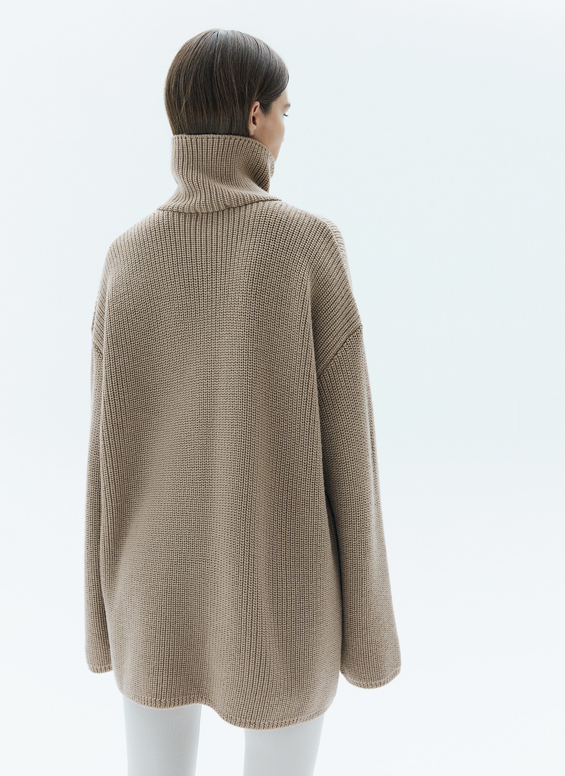 Свитер oversize c молнией на горловине, цвет: серо-бежевый Allweneed
Свитер свободного кроя с молнией на горловине. Спущенная линия плеча для расслабленного образа. Материал согревает и очень приятно касается тела, поэтому вы можете проводить в нем долгие вечера у камина. Для офиса сочетайте свитер с юбкой-карандашом, а для отдыха с удобными джинсами или брюками из трикотажа.